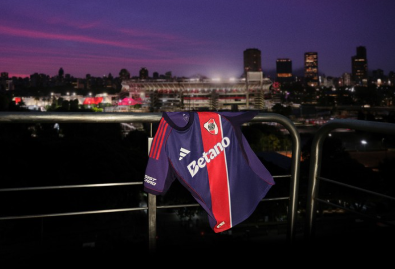 River Plate presentó su nueva camiseta alternativa con el color violeta como protagonista 