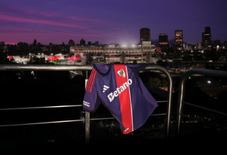 River Plate presentó su nueva camiseta alternativa con el color violeta como protagonista 